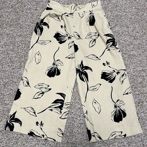 Linen capri length pants.